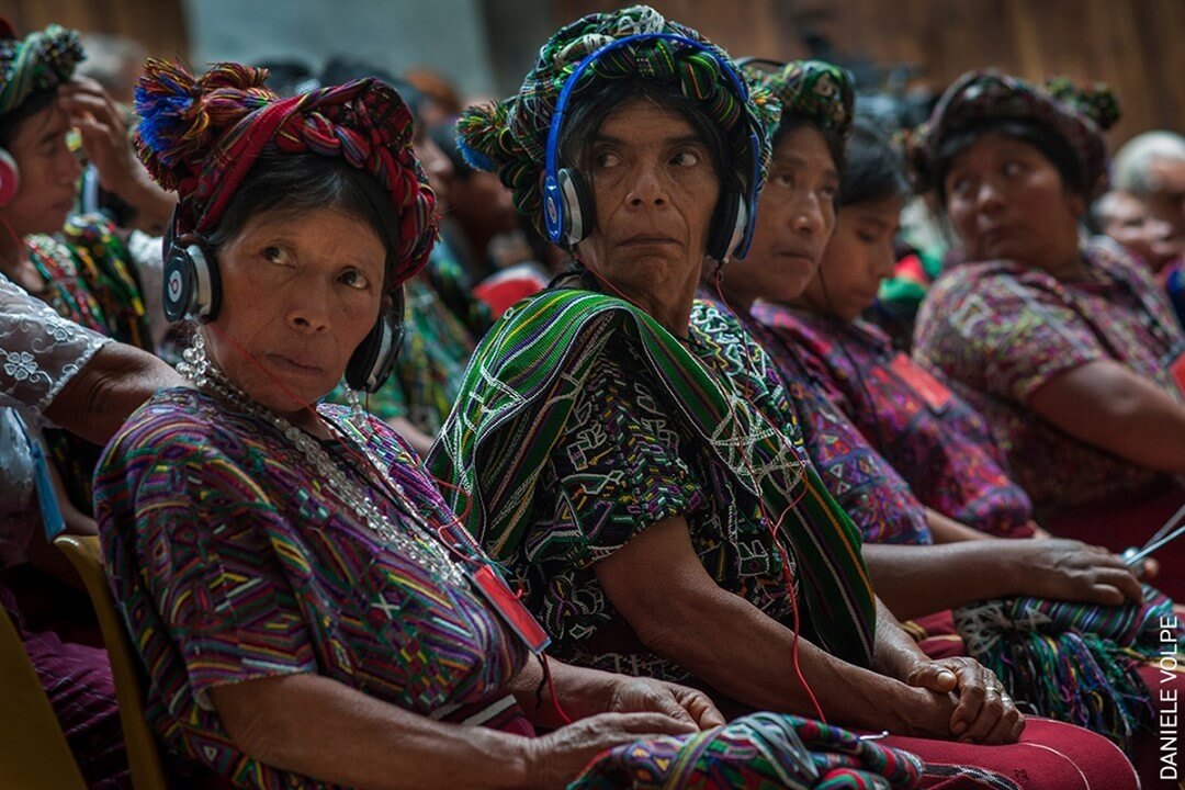 2. Preis Kategorie LANGZEITPROJEKTE, Stories, Daniele Volpe „Ixil Völermord“⁠
⁠
Die Frauen von Ixil hören die Übersetzung aus dem Spanischen in ihre Muttersprache während des Völkermordprozesses gegen Rios Montt in Guatemala-Stadt am 9. April 2019⁠
⁠
In den 1980er-Jahren, mitten im guatemaltekischen Bürgerkrieg von 1960-1996, bezeichnete das staatlich unterstützte Militär alle indigenen Maya-Völker als Guerilla-Anhänger. Die Gemeinschaft der Ixil Maya, die in der Nähe der Sierra de los Cuchumatanes im Westen Guatamalas leben, waren ZZiel einer Genozid-Operation. Die Ixil waren systematischen Vergewaltigungen, Zwangsvertreibungen, Hungersnöten und Massakern ausgesetzt. Bis 1996 wurden etwa 7.000 Ixil getötet. Eine Kommission der Vereinten Nationen enthüllte später, dass zwischen 70 und 90% der Ixil-Dörfer niedergebrannt worden waren und etwa 60% der Bevölkerung gezwungen waren, in die Berge zu fliehen. Die Opfer des Militärs wurden oft in geheimen Massengräbern beigesetzt. Im Jahr 2013 wurde Jose Efrain Rios Montt, der von 1982 bis 1983 in Guatemala regierte, wegen Völkermord und Verbrechen gegen die Menschlichkeit vor Gericht gestellt. Auch heute noch suchen viele Überlebende nach den Überresten ihrer toten Verwandten.⁠
⁠
Dieses und weitere Bilder der Serie seht ihr noch bis zum 11. April im Landesmuseum für Kunst und Kulturgeschichte in Oldenburg.⁠
⁠
Ein Ausstellungsbesuch nur mit vorheriger Anmeldung unter www.landesmuseum-ol.de oder (0441) 405 70 444 möglich. Die Hotline könnt ihr täglich zwischen 10 und 18 Uhr erreichen. Weitere Infos zum Besuch und den Hygienevorschriften findet ihr im Programmheft und auf unserer Website. (Link in Bio)⁠
⁠
Foto: @daniele_volpe⁠
⁠
@landesmuseumoldenburg @mediavanti