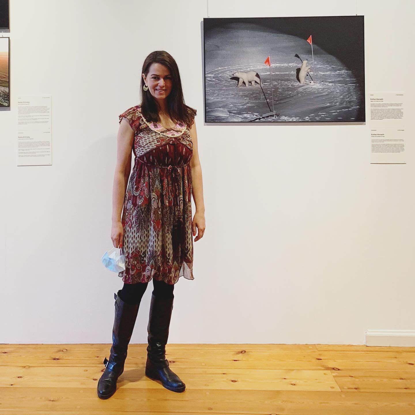 Hoher Besuch am letzten Ausstellungstag: Die mit einem World Press Photo Award ausgezeichnete Fotografin Esther Horvath zeigte sich vor ihrem preisgekrönten Bild. @esther_horvath @mediavanti